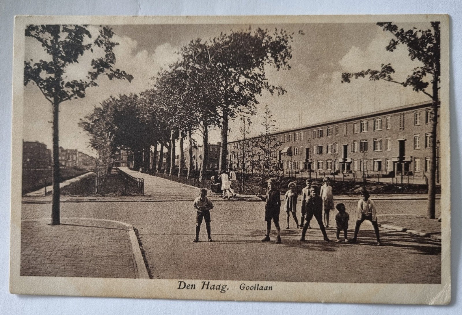 A48. Den Haag, Gooilaan met jeugd, Arthur Klitzs, Verzamelen, Ophalen of Verzenden, 1920 tot 1940, Gelopen, Zuid-Holland