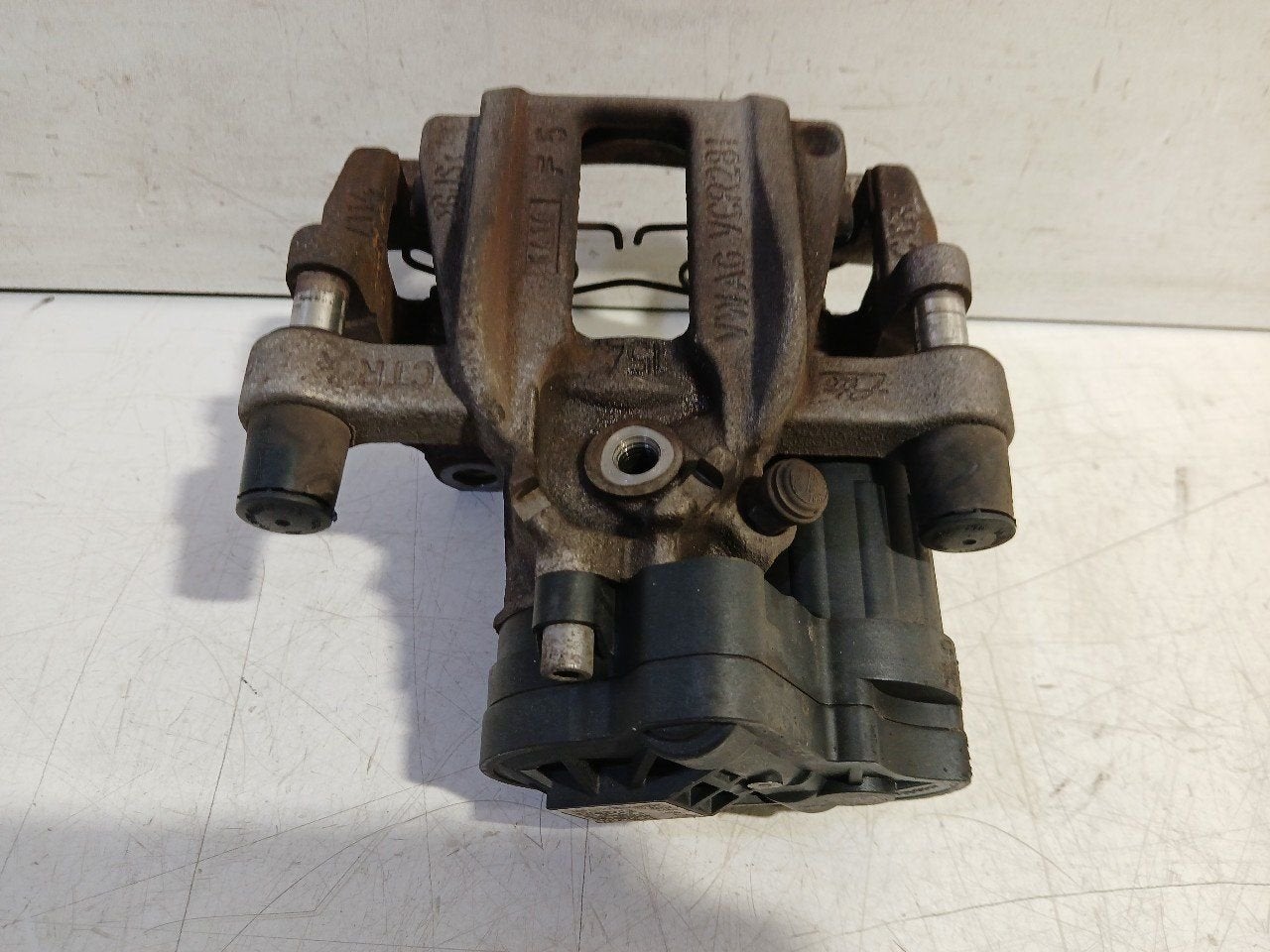 Remklauw rechts achter Volkswagen Golf, Onderdelen@venauto.nl, Van der Ven Autorecycling B.V., Gebruikt, Ettenseweg 76, 4706 PB Roosendaal, The Netherlands
