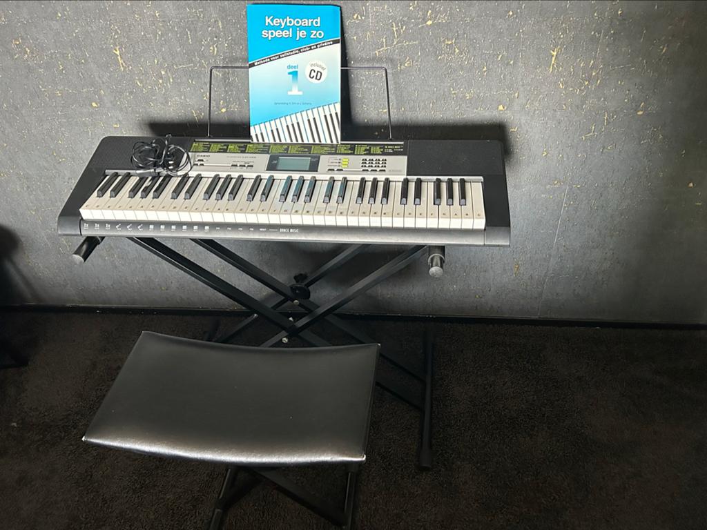Casio LK-135 Keyboard met standaard en kruk, Muziek en Instrumenten, Keyboards, Zo goed als nieuw, 61 toetsen, Casio, Met standaard