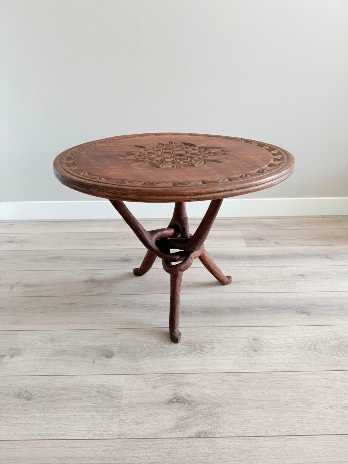 Handgesneden Afrikaanse Bijzettafel - Diameter 73 cm, Antiek en Kunst, Antiek | Meubels | Tafels, Ophalen