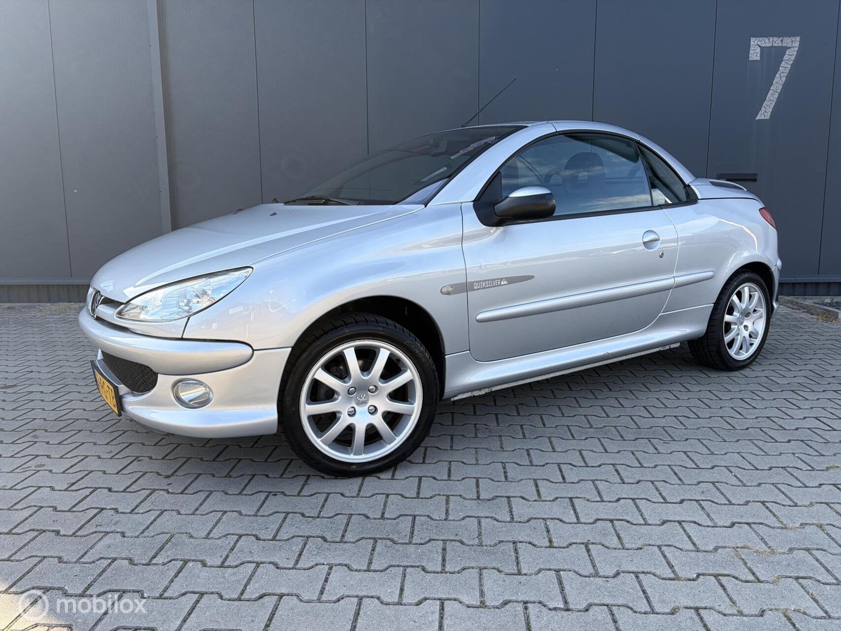 Peugeot 206 CC 1.6-16V Quiksilver Clima Leer Uniek Youngtime, Auto's, Voorwielaandrijving, Dealer onderhouden, Gebruikt, Zwart