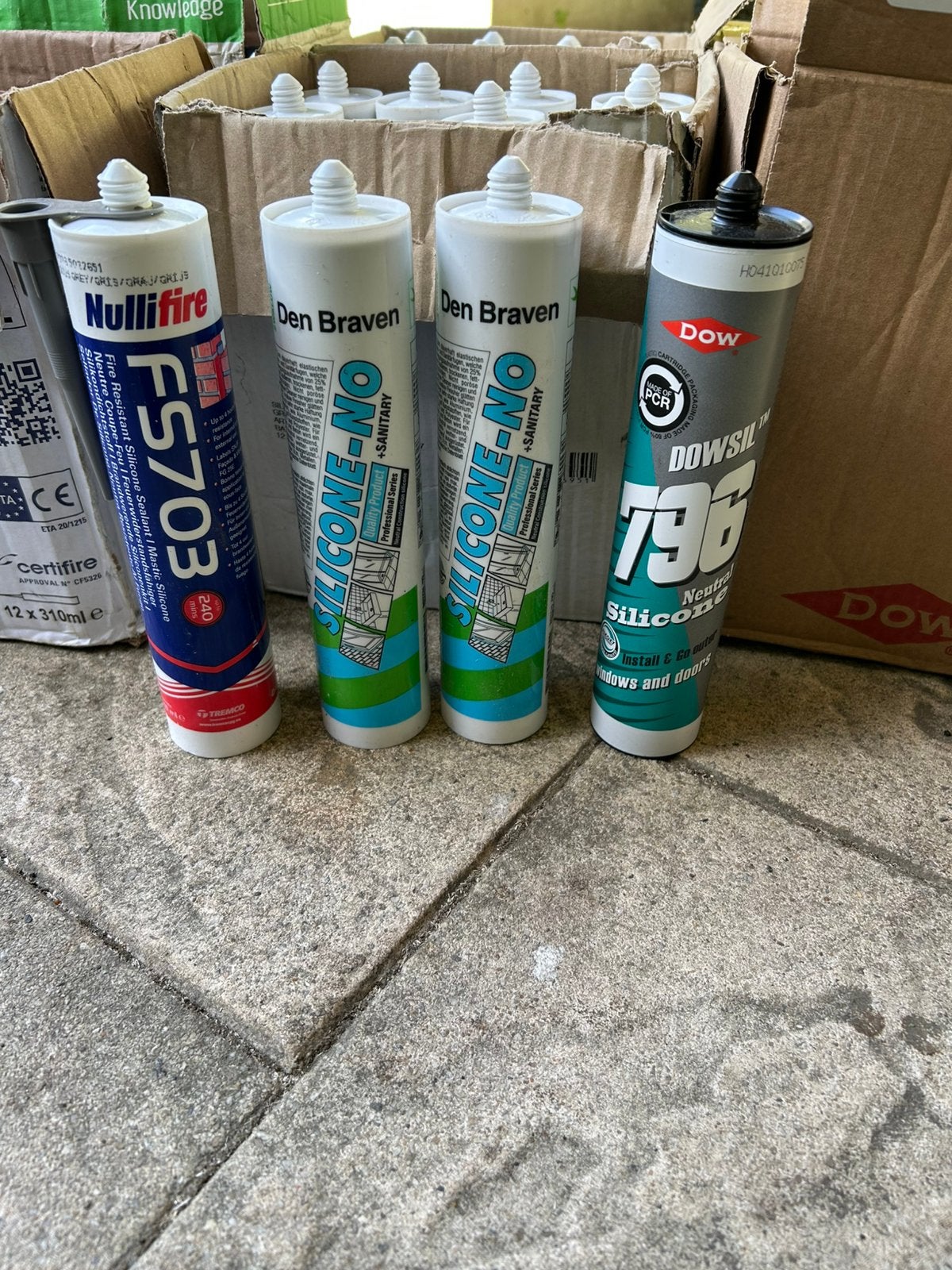 Partij silicone kit 76 kokers vooral zwart, Overige materialen, Nieuw, 15 m² of meer, Ophalen