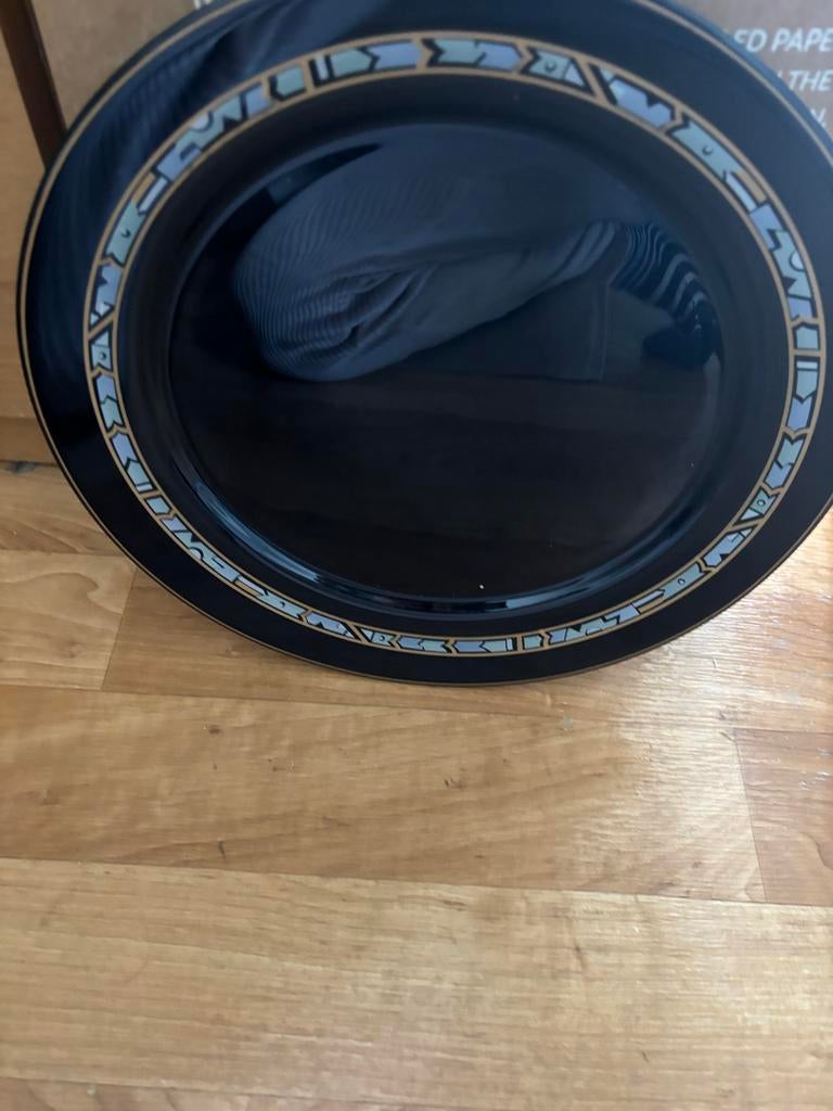 Zwart decoratief bord met gouden en zilveren rand, Huis en Inrichting, Keuken | Servies, Keramiek, Ophalen of Verzenden, Zo goed als nieuw