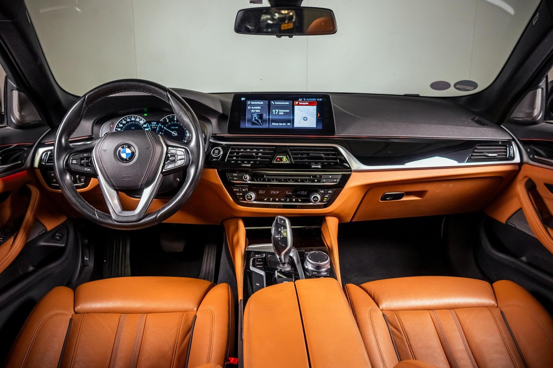 BMW 5-serie Touring 530i xDrive Luxury Line|Pano|4WS|Softclo, Auto's, Automaat, 1998 cc, 15 km/l, Gebruikt