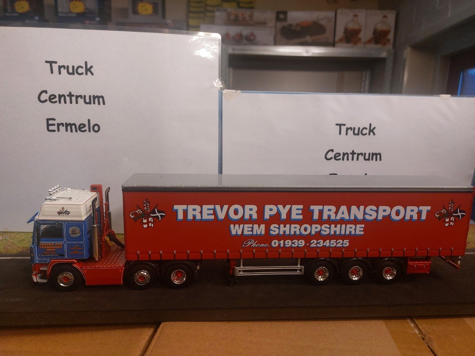 Trevor Pye; VOLVO F12 6x2 TAUTLINER 3
AXLE, Hobby en Vrije tijd, Modelauto's | 1:50, Ophalen of Verzenden, Nieuw, Bus of Vrachtwagen