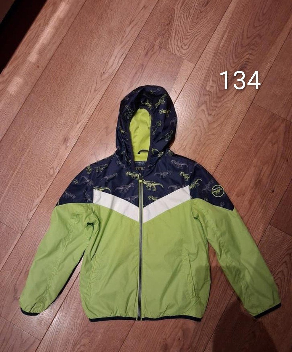 Stoere jongens jas maat 134 met dinosaurusprint, Kinderen en Baby's, Kinderkleding | Maat 134, Zo goed als nieuw, Jongen, Jas