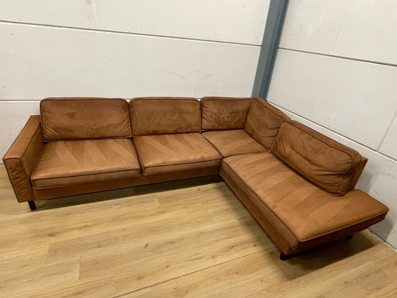 Mooie luxe suede cognac bruine hoekbank - GEREINIGD!!!, Huis en Inrichting, Banken | Bankstellen, Ophalen, 250 tot 300 cm, Luxe