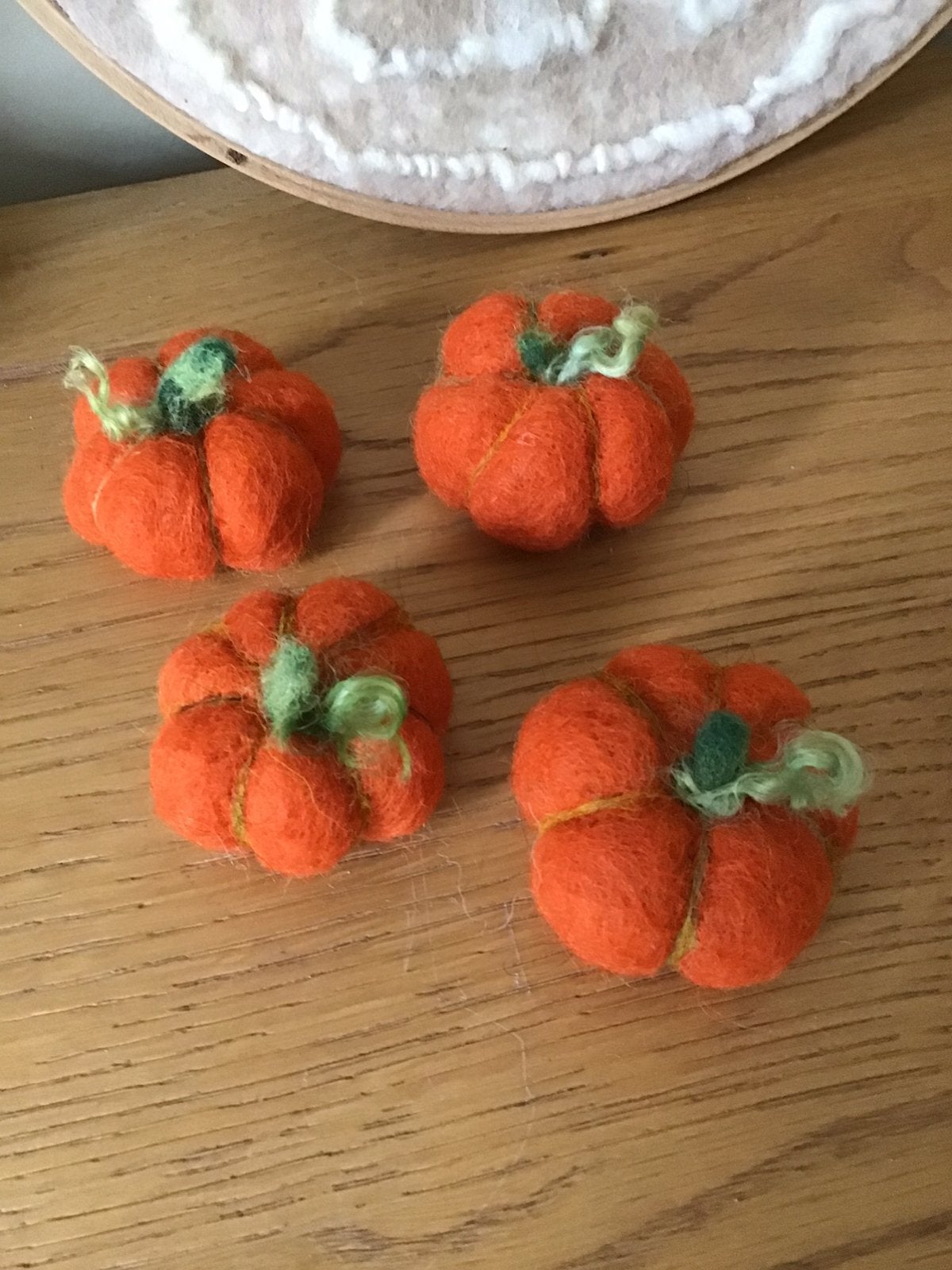 Vier pompoentjes van vilt, Verzenden, Zo goed als nieuw, Figuurtje(s)