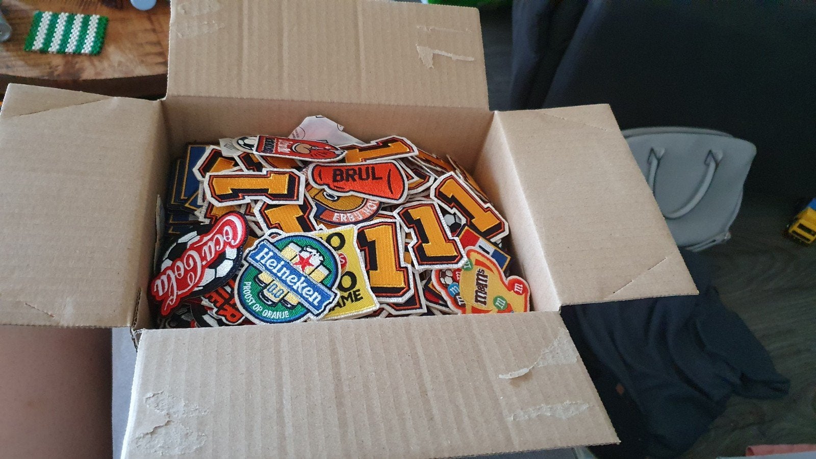 doosje vol jumbo emblemen strijkapplicaties / patches, Ophalen