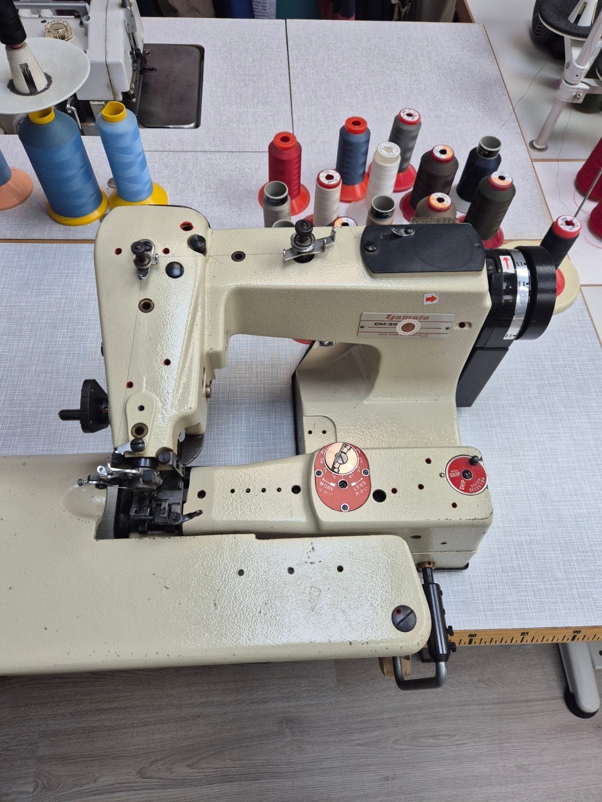 Professionele Yamato CM-352 blindzoommachine in uitstekende, Hobby en Vrije tijd, Naaimachines en Toebehoren, Overige merken, Gebruikt