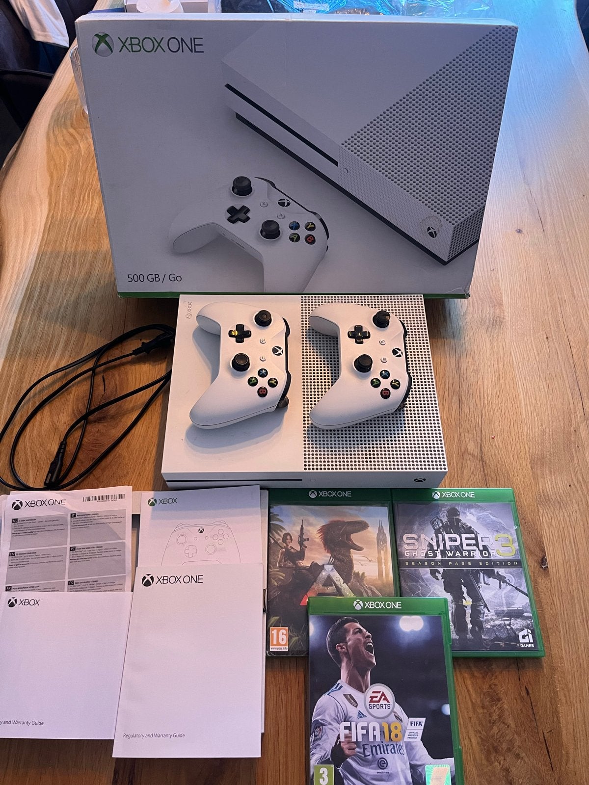 Xbox One S 500 GB met 2 controllers, Spelcomputers en Games, Spelcomputers | Xbox One, Gebruikt, Xbox One S, 500 GB, Met 2 controllers