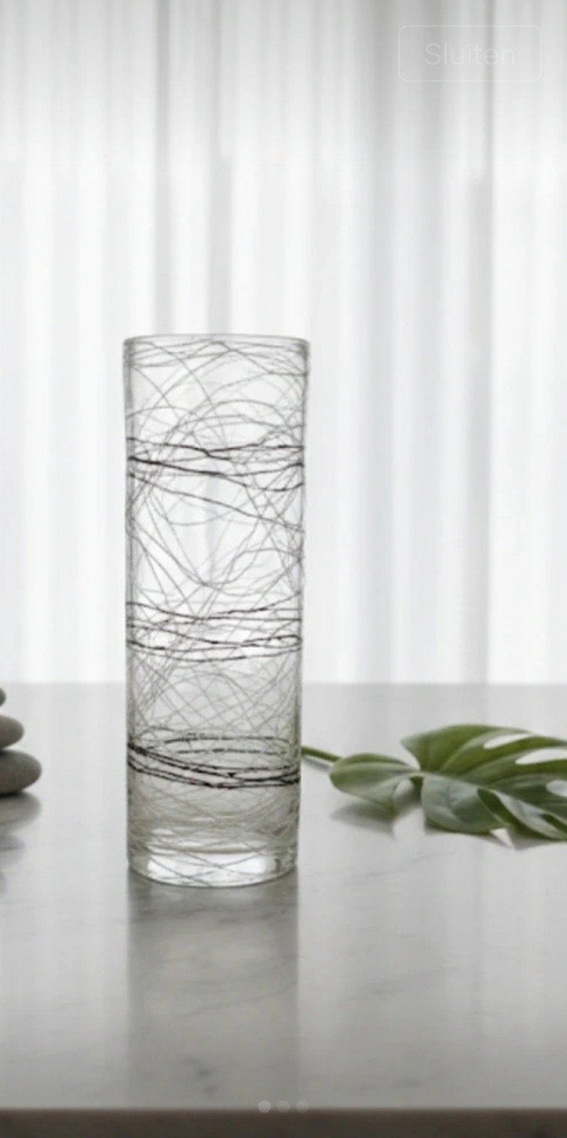 Hoge glazen vaas met zwart/witte kronkels, Ophalen of Verzenden, Meerkleurig, Met patroon/structuur, Glas