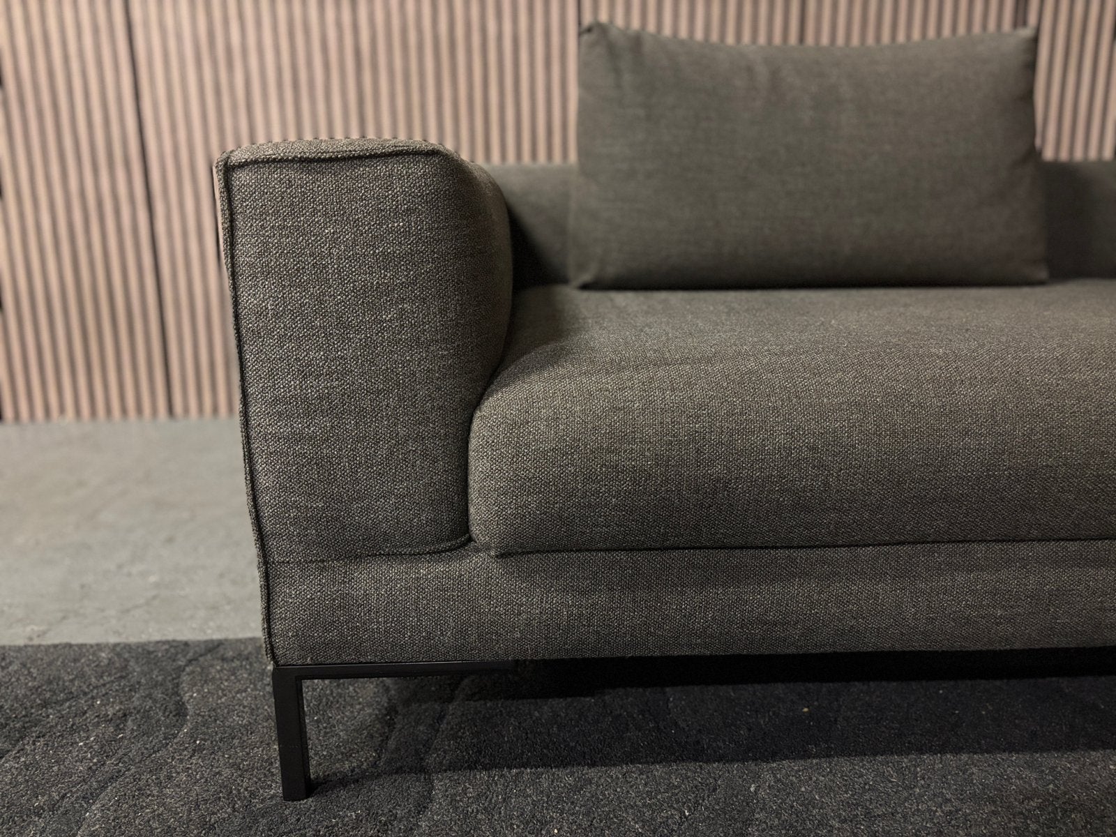 Foto 2 van GRATIS LEVERING Design on Stock Aikon Bank 245x190 GEREINIGD