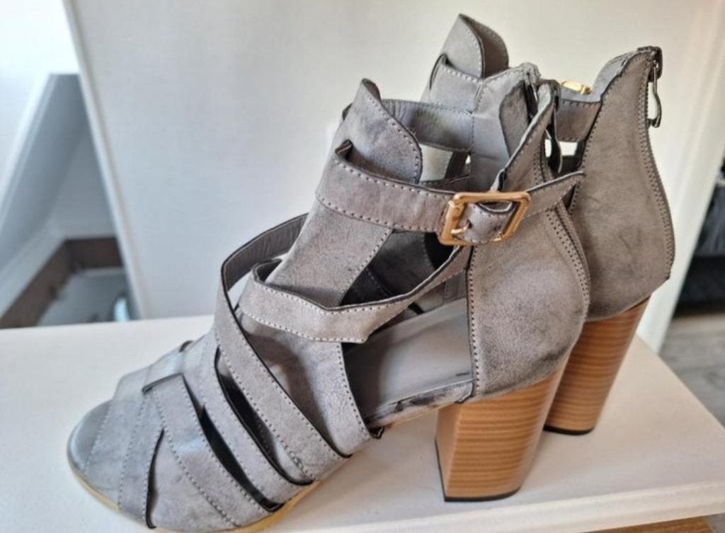 Nieuwe schoenen met hak mt. 40, Nieuw, Ophalen of Verzenden, Schoenen met hoge hakken, Grijs
