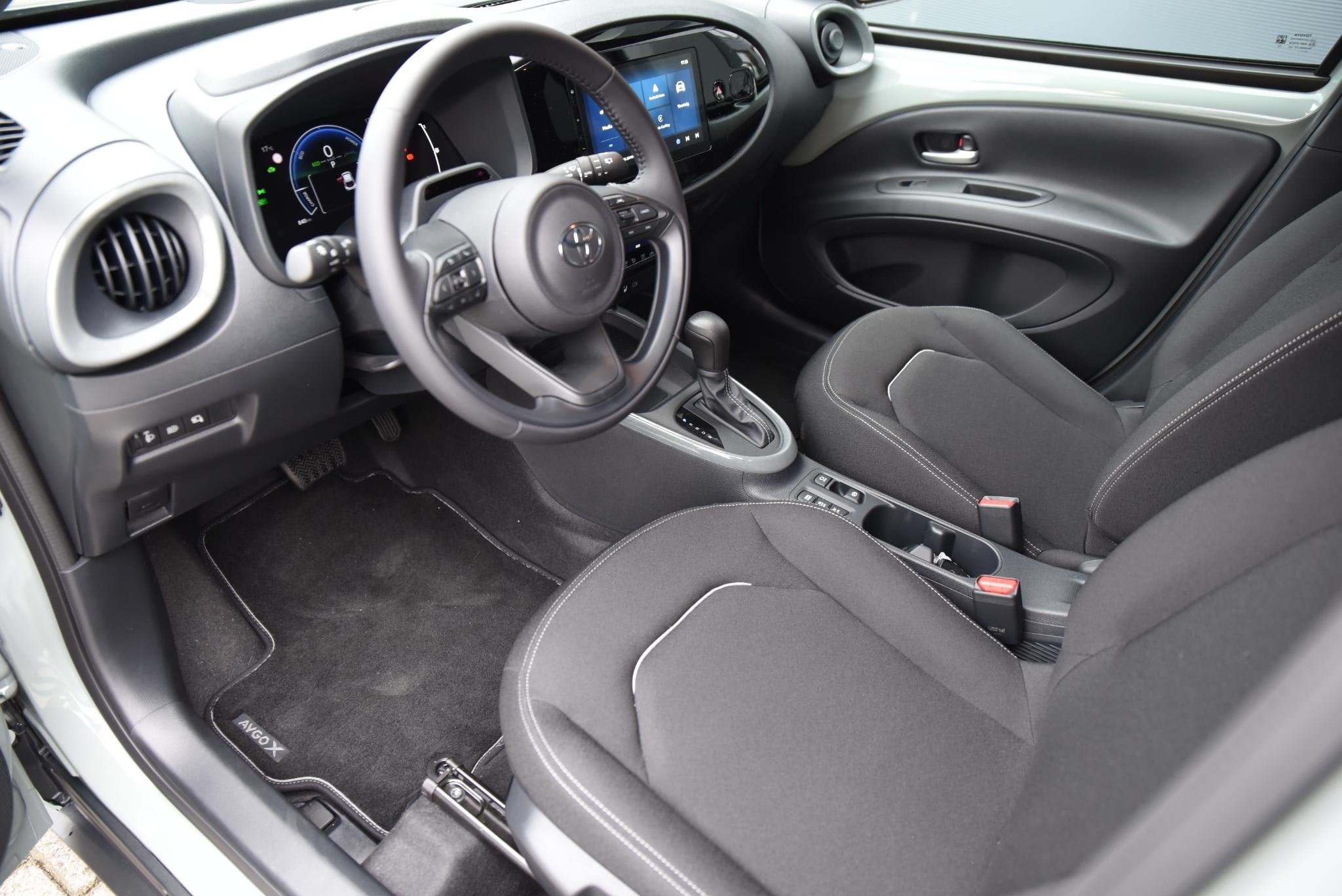 Toyota Aygo X Hybrid 115 envy Adaptieve Cruise - Stoelverwar, Auto's, Dealer onderhouden, Stof, Gebruikt, 4 stoelen