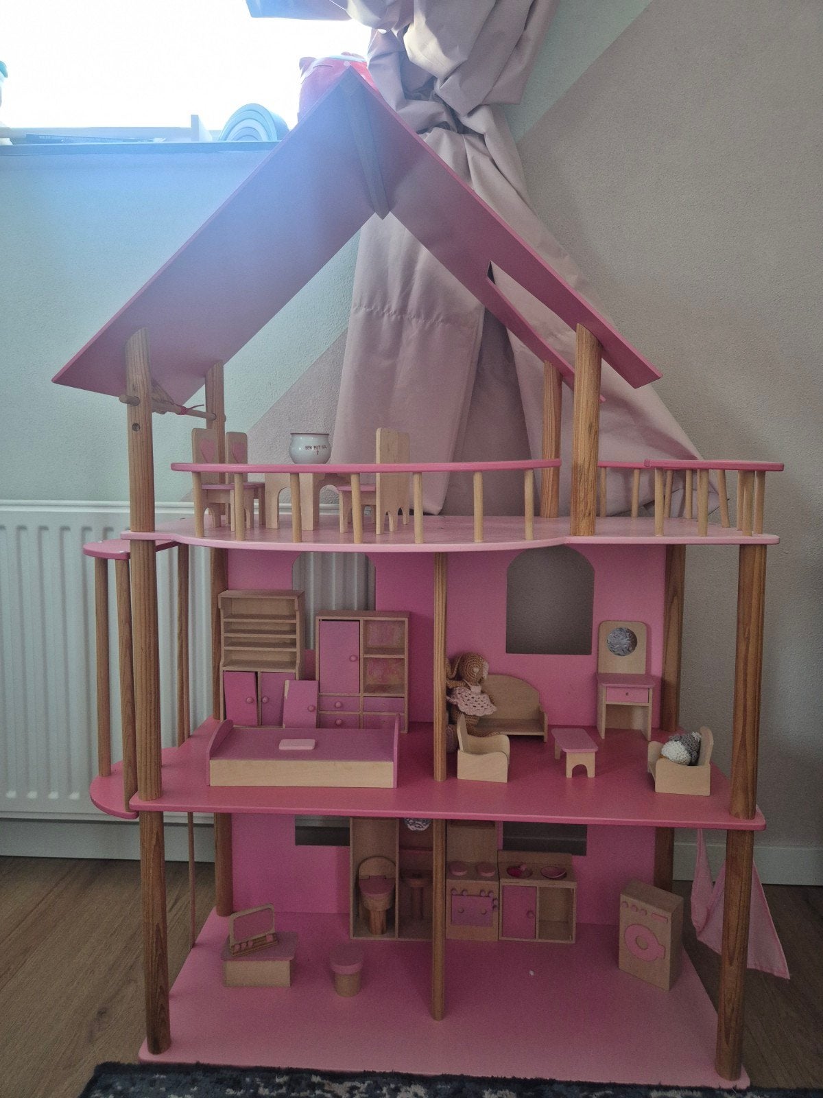 Roze houten poppenhuis met meubels (deels intact), Kinderen en Baby's, Ophalen
