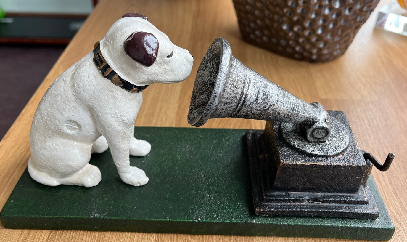 Decoratief beeldje: Hondje luistert naar grammofoon, Ophalen of Verzenden