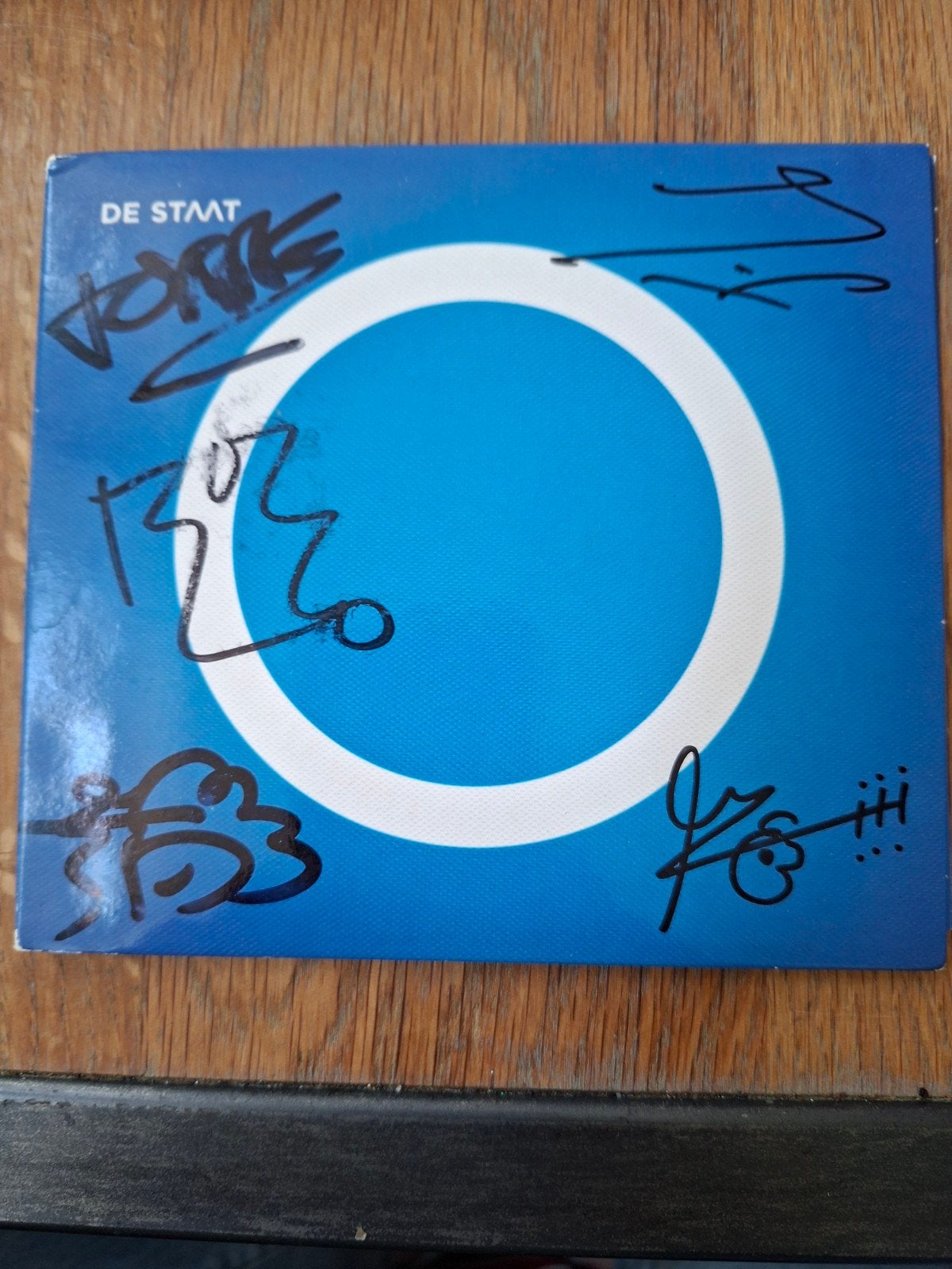 De Staat - O  cd met handtekeningen, Gesigneerd, Ophalen of Verzenden, Zo goed als nieuw, Alternative Rock