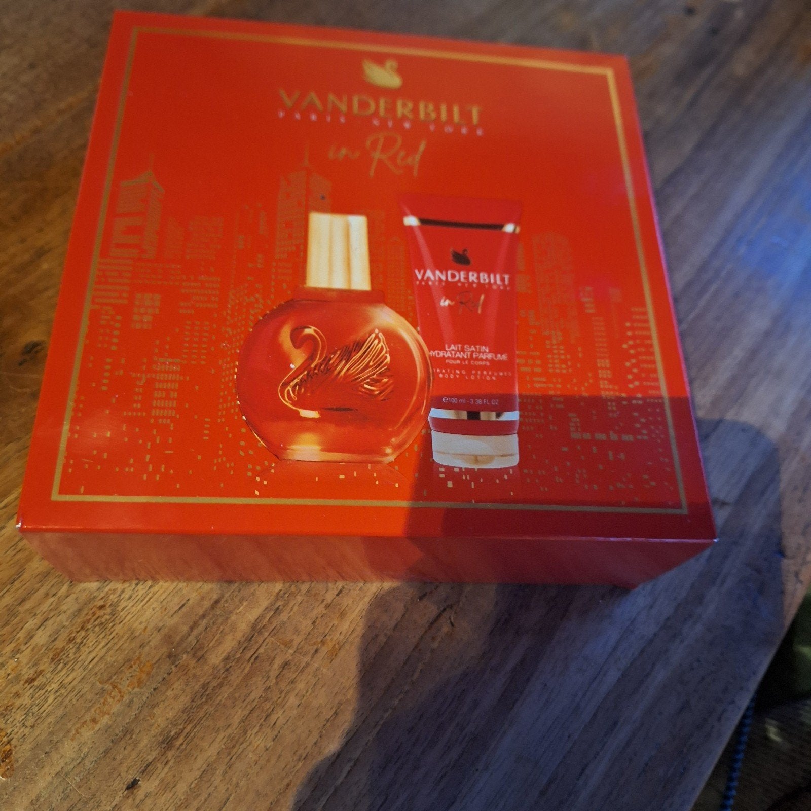 Gloria Vanderbilt In Red parfum en bodylotion set, Ophalen, Nieuw