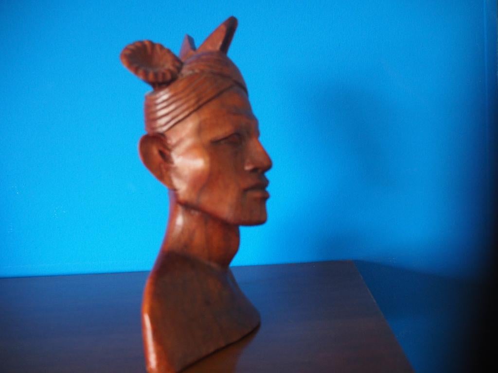 Balinees houtsnijwerk borstbeeld van een man  hoogte 22cm, Houtsnijwerk, Ophalen of Verzenden, Gepatineerd, 20 - 50 cm