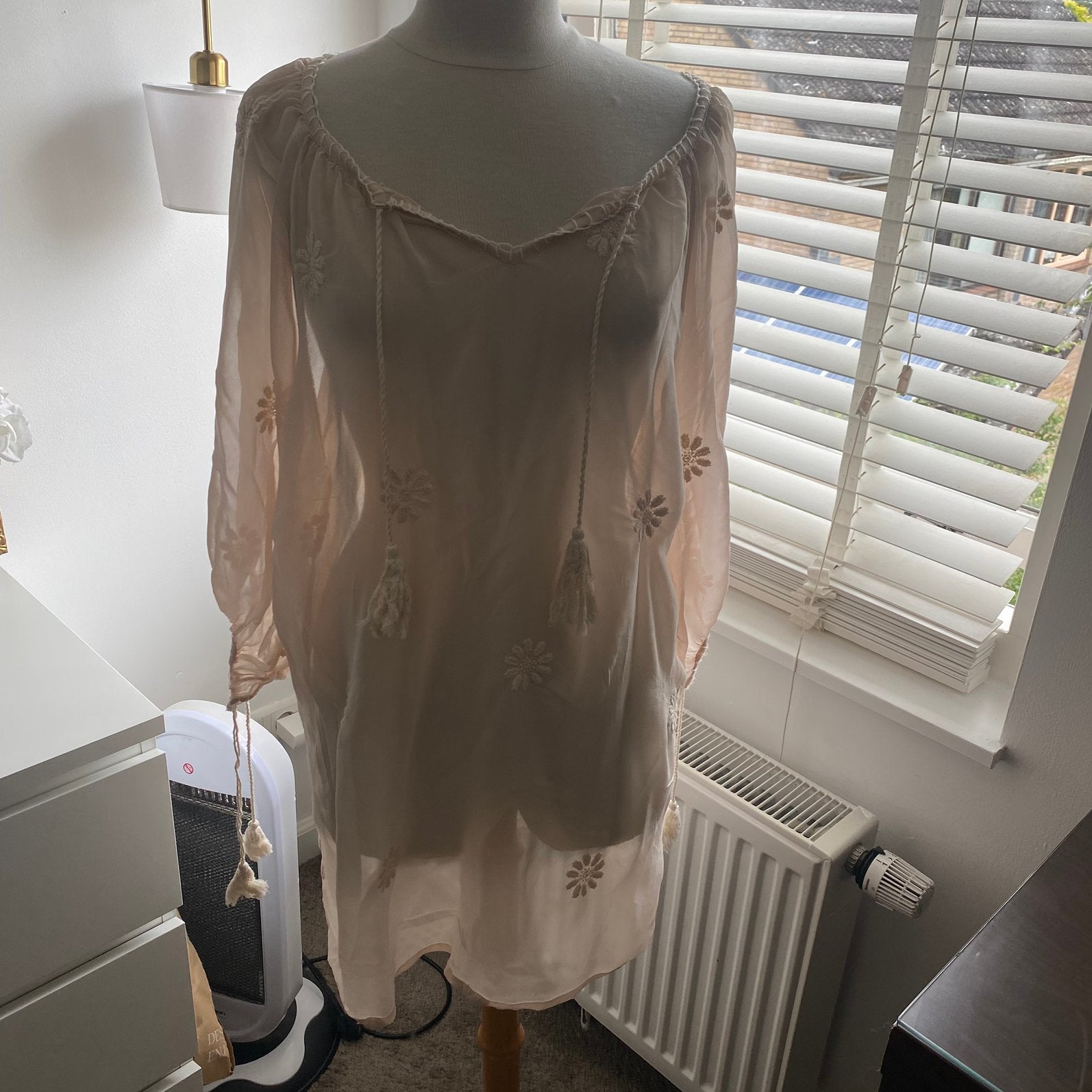 Miss June  tuniek met geborduurde bloemen, Ophalen of Verzenden, Zo goed als nieuw, Maat 42/44 (L), Beige