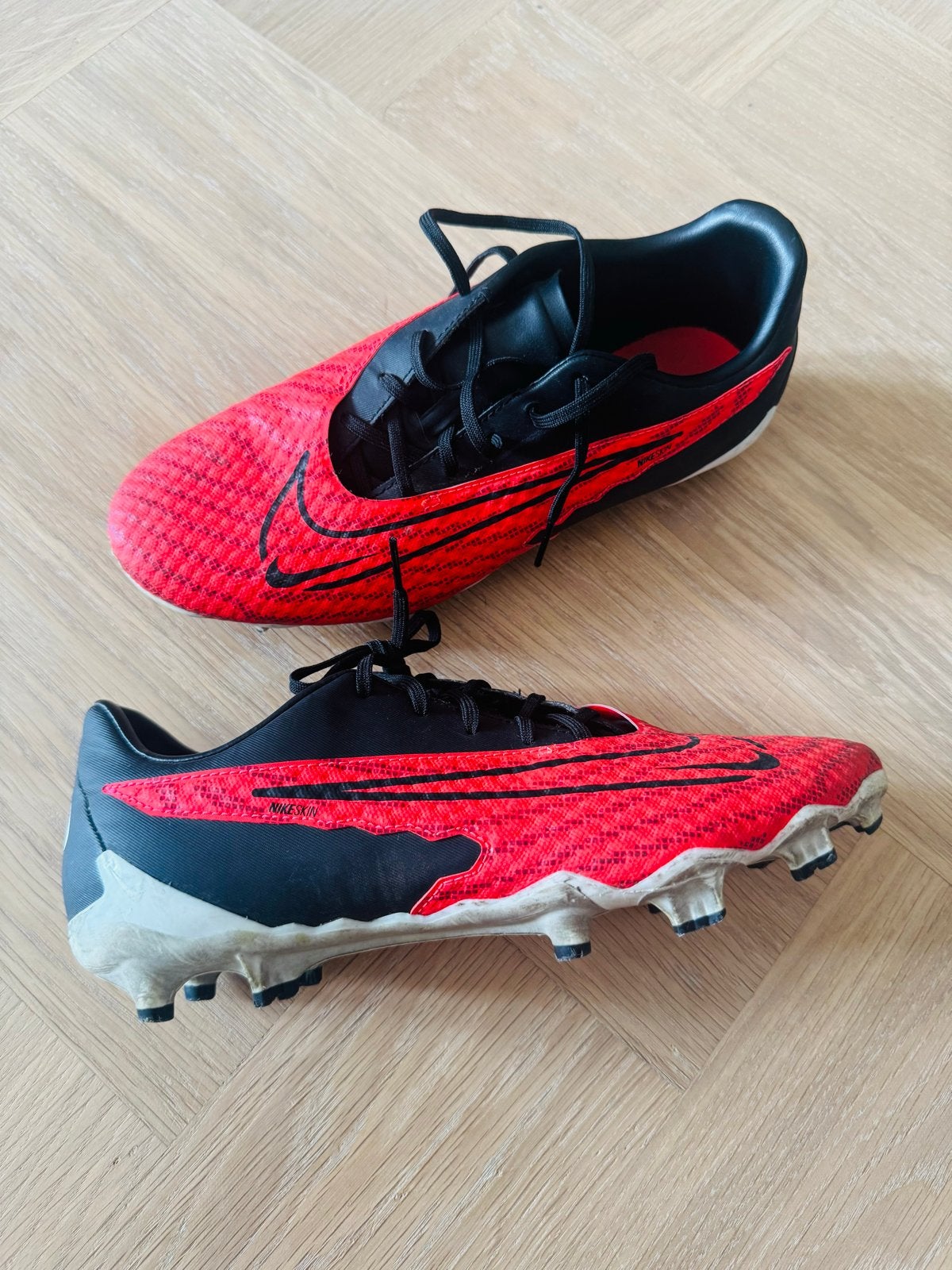 Nike voetbalschoenen rood/zwart - Maat 40,5, Sport en Fitness, Voetbal, Ophalen of Verzenden, Gebruikt, Schoenen