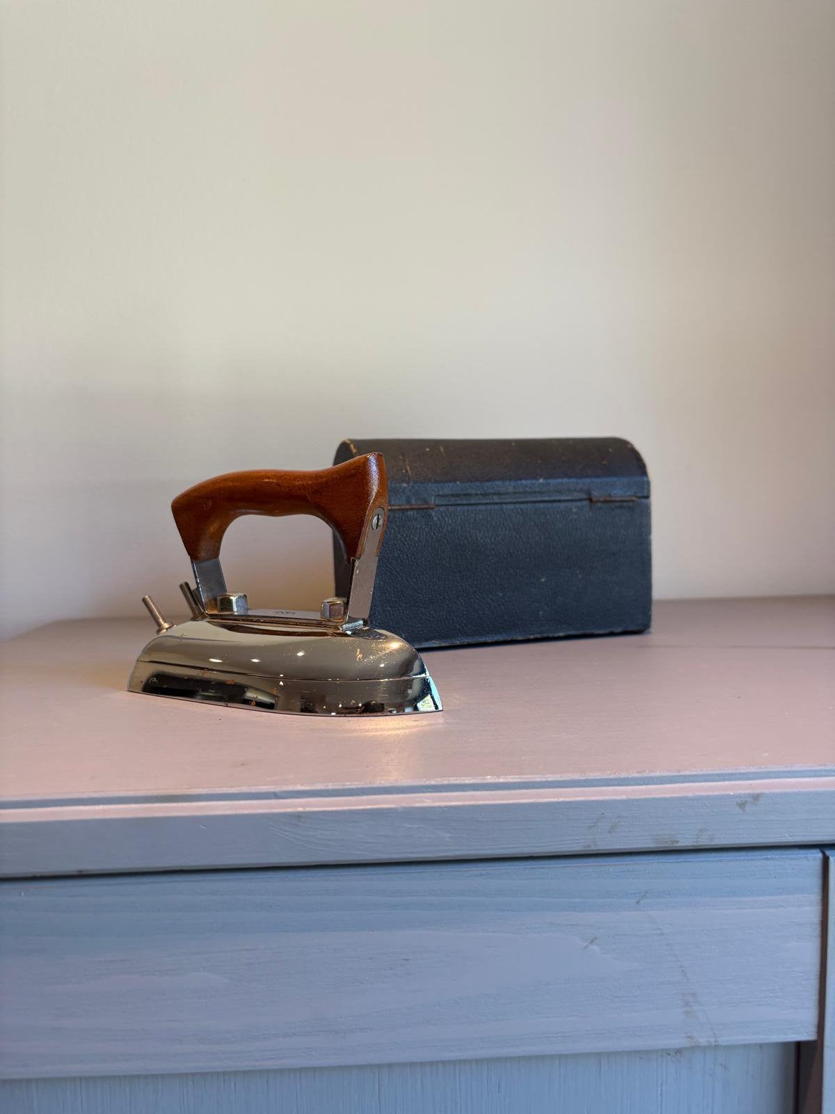 Antiek elektrisch OST reisstrijkijzer (jaren '20/'30), Ophalen