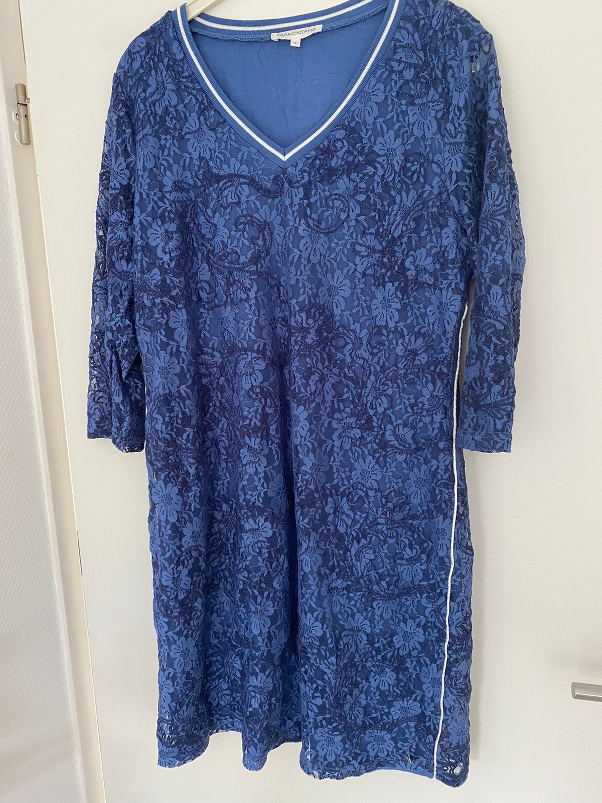 Jurk blauw, maat L. Kant met onderjurk. Nieuw, Kleding | Dames, Jurken, Blauw, Maat 42/44 (L), Nieuw, Ophalen of Verzenden