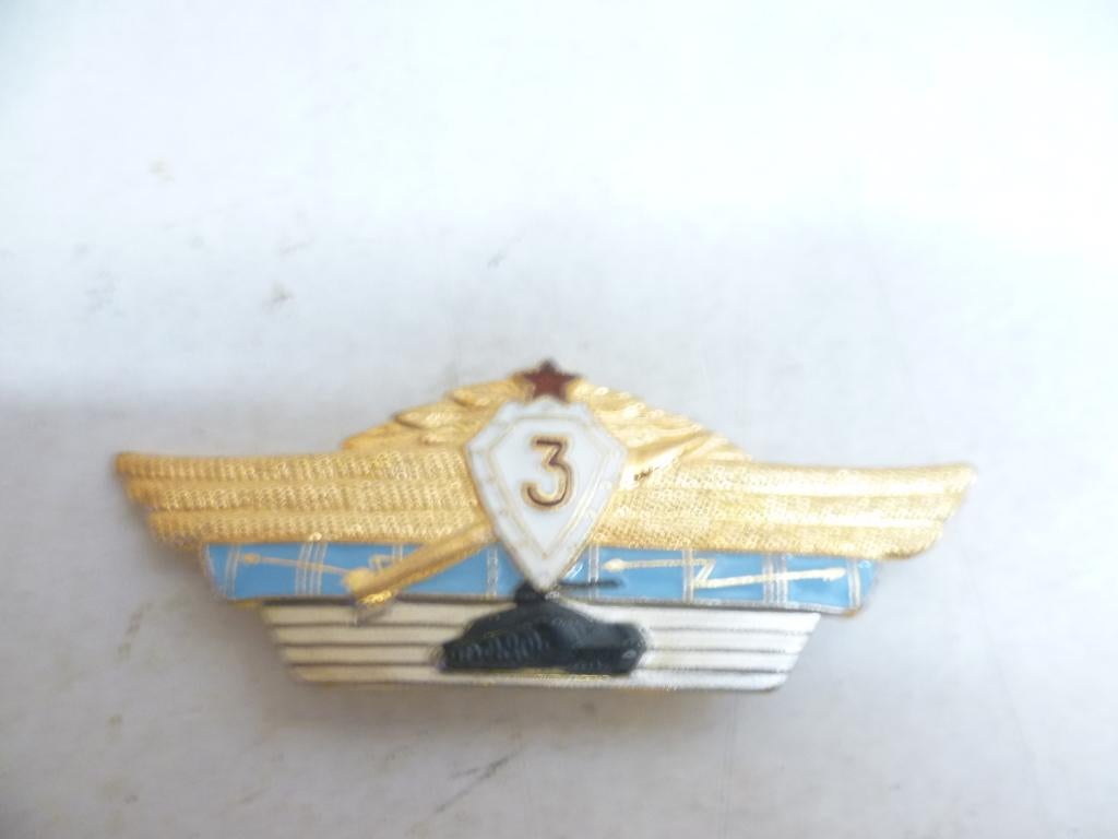 Russisch Insigne afbeelding Tank Militair nieuwstaat 6,5cm, Ophalen of Verzenden, Landmacht, Overige gebieden, Embleem of Badge