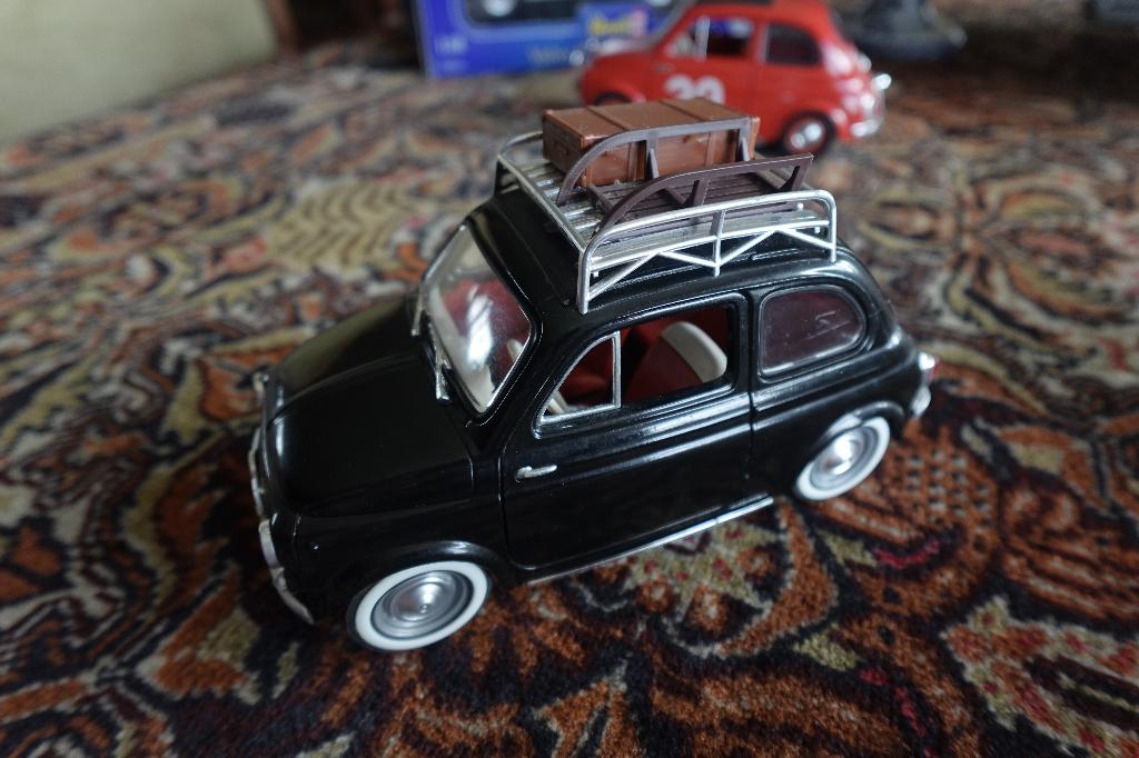 ZEER MOOI  FIAT 500 CLASSIC  MET  IMPRIAL KOFFER EN SLEE, Hobby en Vrije tijd, Modelauto's | 1:18, Ophalen of Verzenden, Zo goed als nieuw
