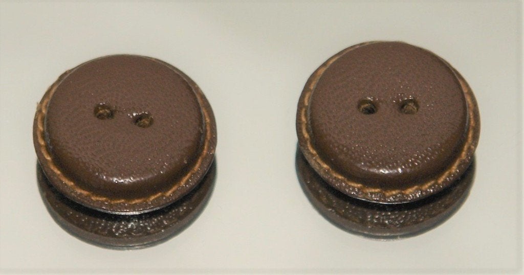 Vintage ronde leren knoop nr M1441 donker bruin, Verzenden, Zo goed als nieuw, Knoop of Knopen