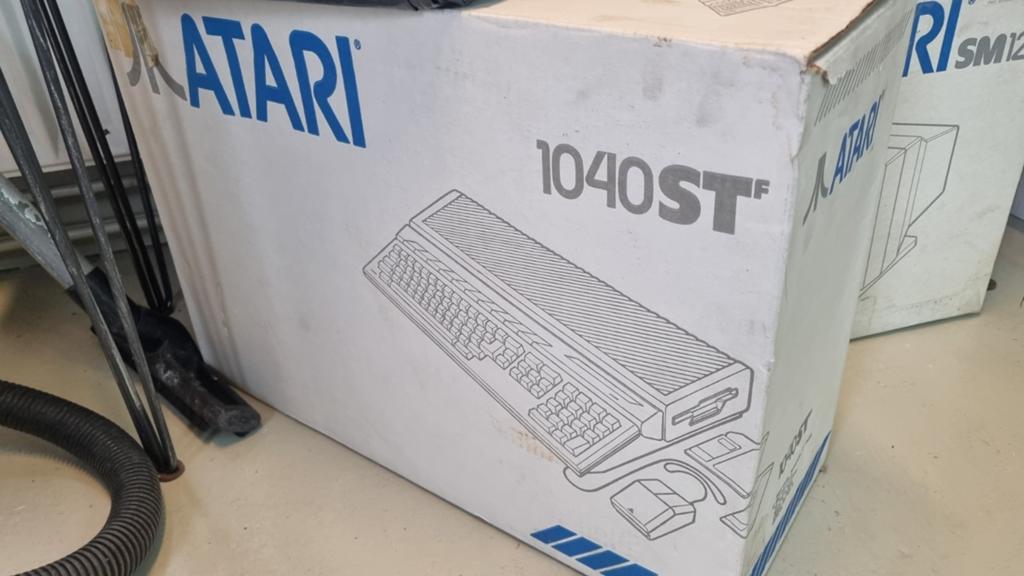 Atari 1040STF met SM125 monitor - Compleet in doos, Ophalen of Verzenden, Zo goed als nieuw, Zonder controller, Overige modellen