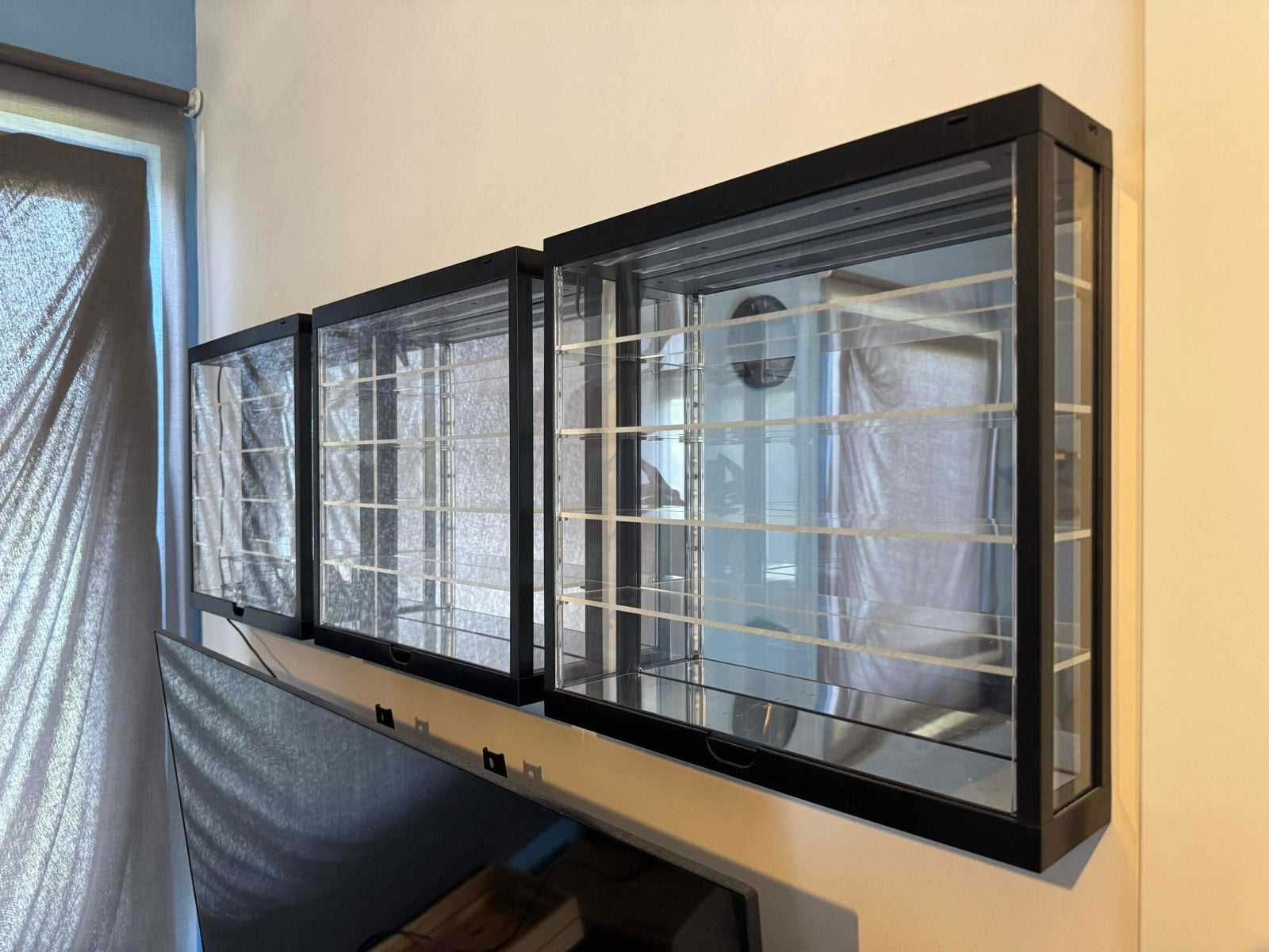 Vitrinekast met LED verlichting en spiegelwand (3 stuks), Ophalen, Met plank(en), Gebruikt, Minder dan 25 cm