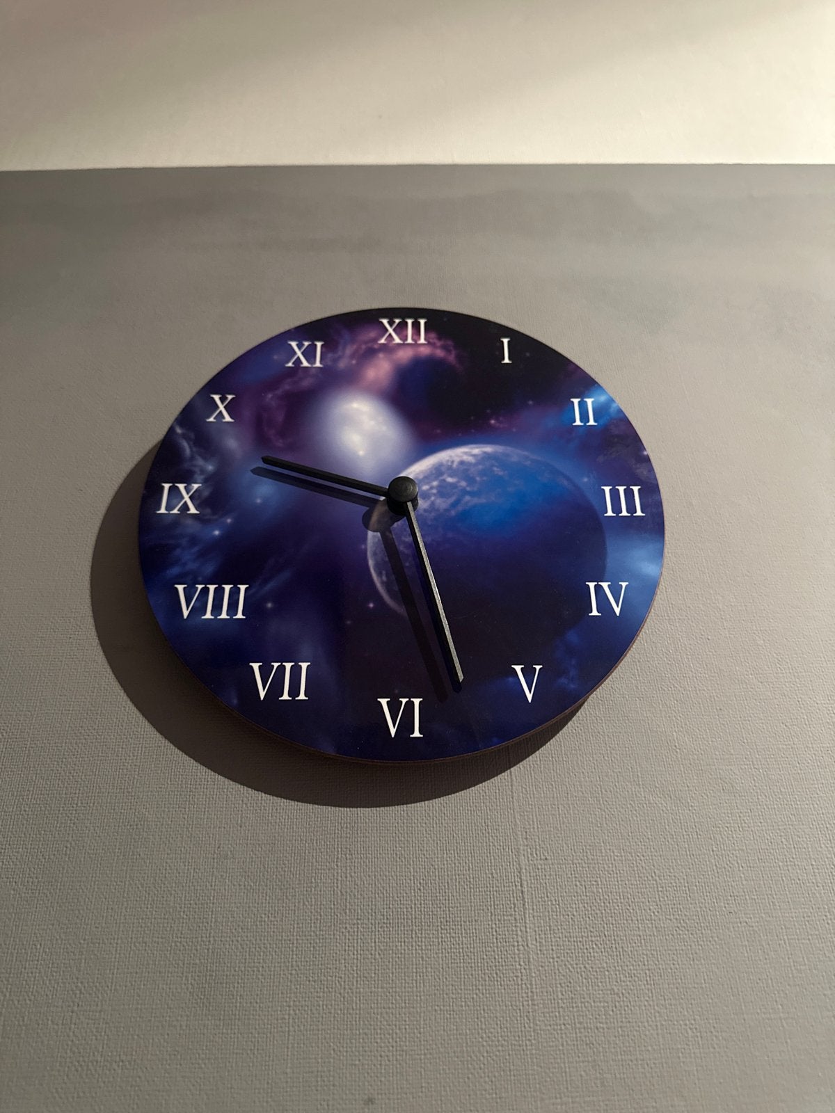 Wandklok met ruimte/planeet design, Analoog, Werkt op batterijen, Ophalen of Verzenden, Modern