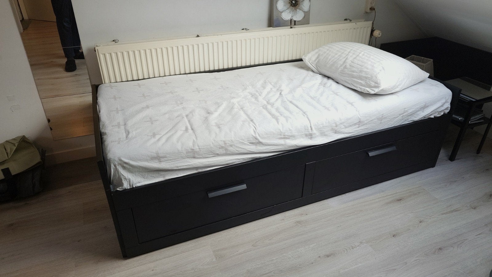 BRIMNES Bedbank met 2 lades - uitschuifbaar logeerbed, Ophalen, Verstelbaar, Wit, Tweepersoons
