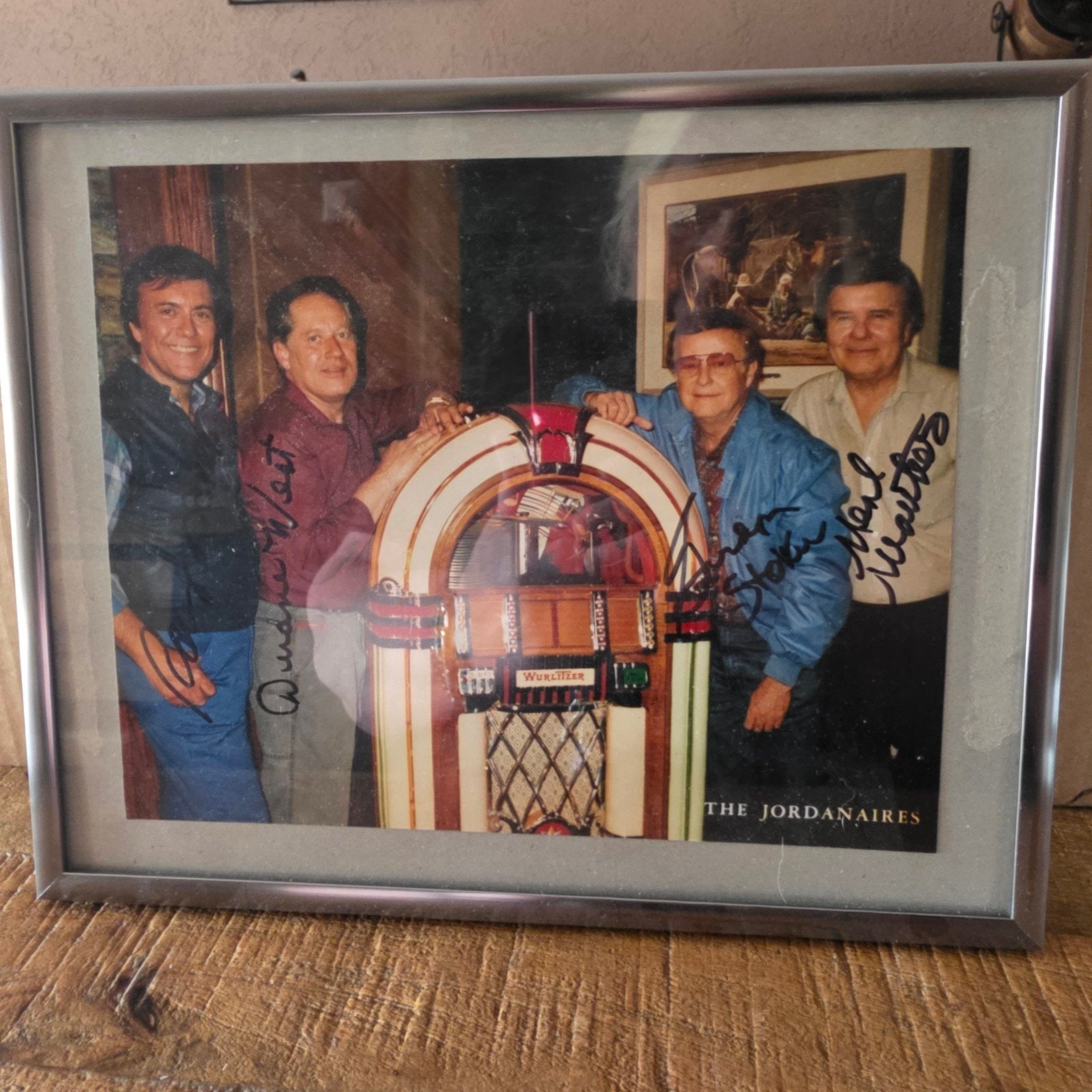 Gesigneerde foto The Jordanaires met Wurlitzer jukebox, Ophalen of Verzenden, Gesigneerd