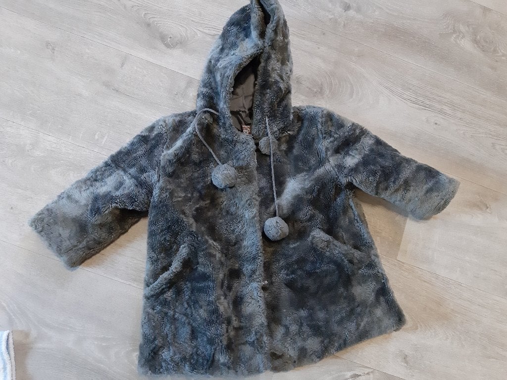 Antraciet grijs fluffy jasje/ jas met capuchon - maat 86, Ophalen of Verzenden, Zo goed als nieuw, Meisje, Jasje