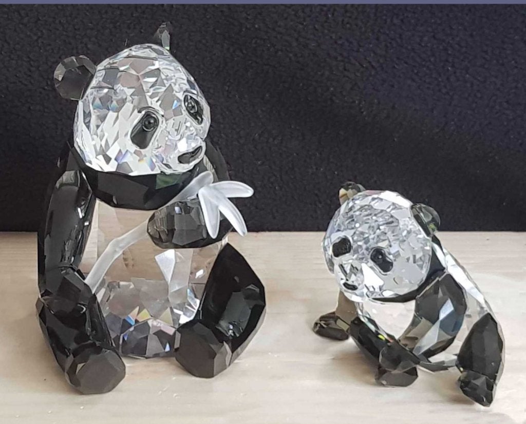 Swarovski Panda Moeder & Baby met doos, omdoos & certificaat, Verzamelen, Ophalen of Verzenden, Zo goed als nieuw, Figuurtje