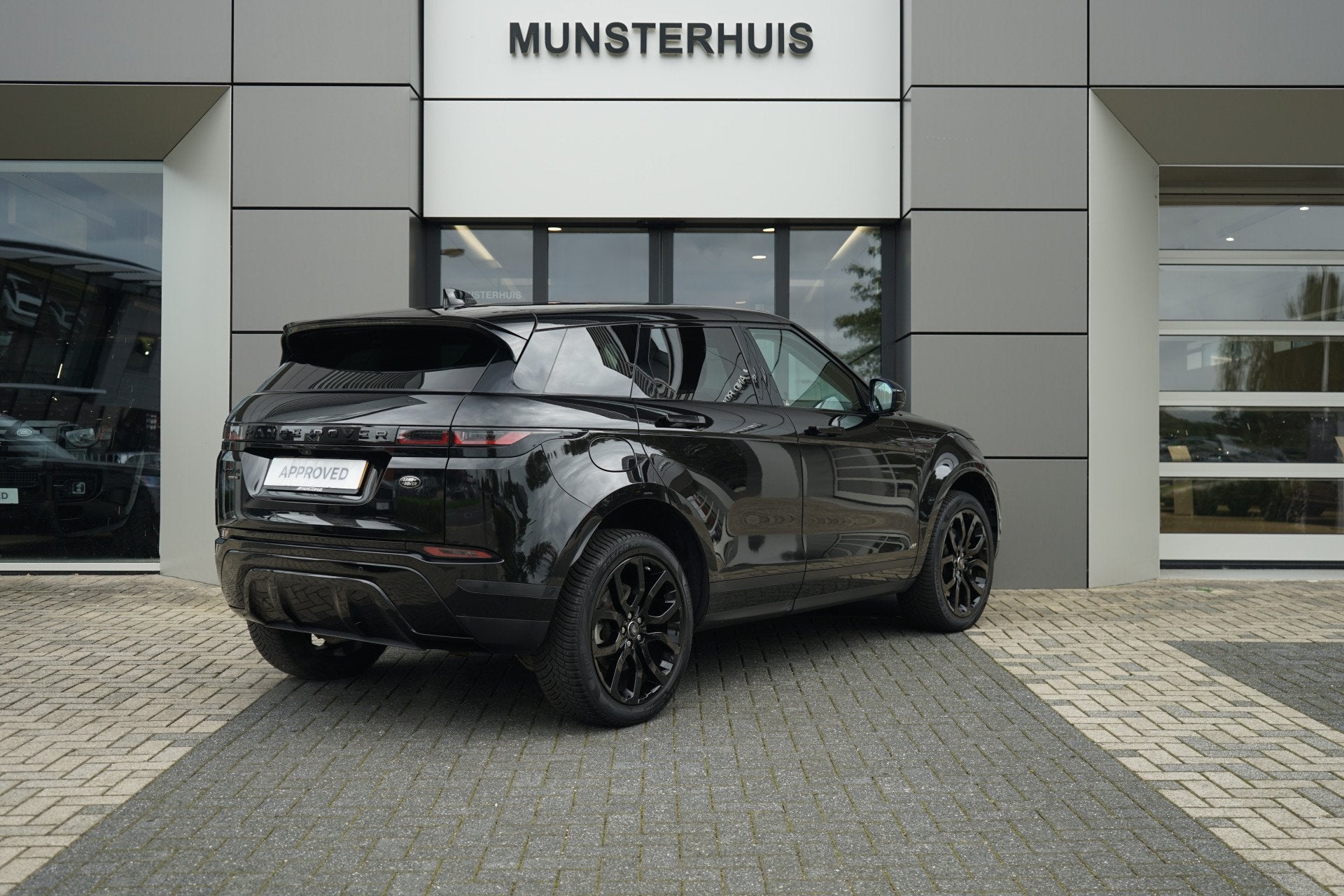 Land Rover Range Rover Evoque P300e AWD SE | Voorstoelen ver, Auto's, 12 maanden, Bedrijf, Hybride Elektrisch/Benzine, 147 €/maand