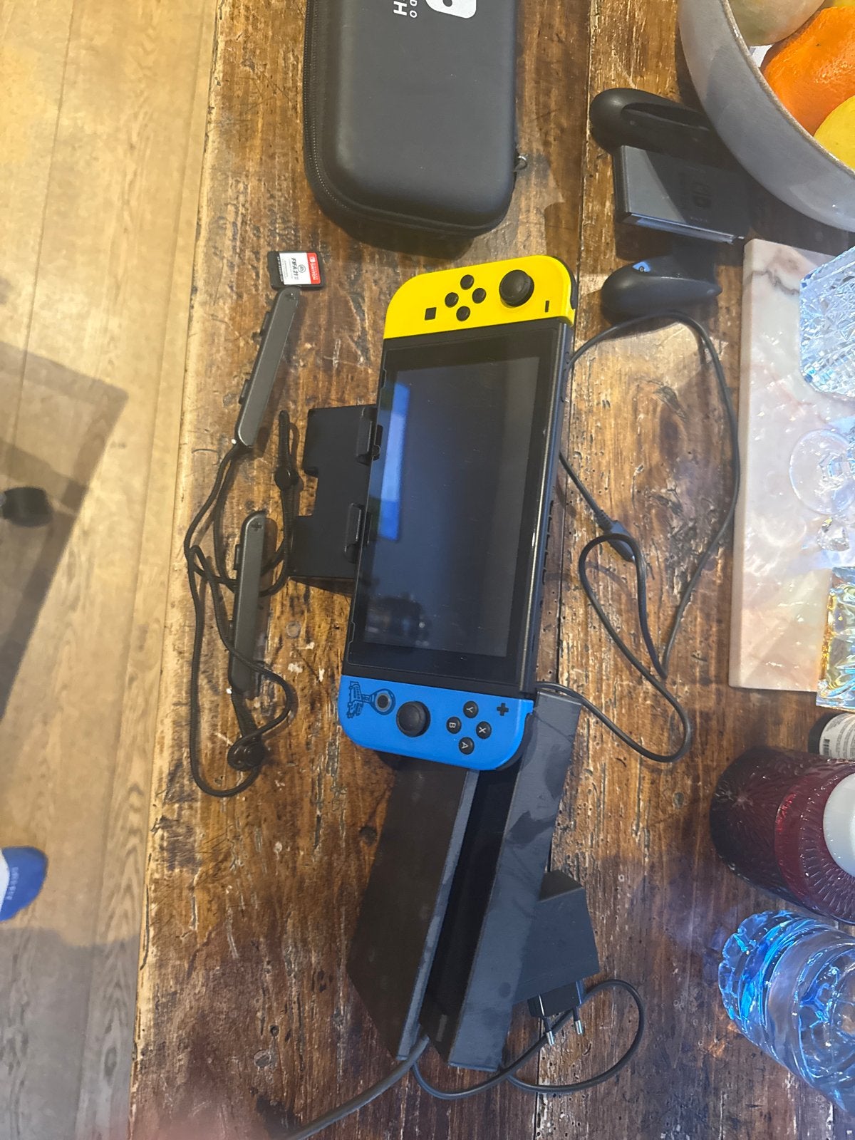 Nintendo Switch met FIFA 21 en accessoires Fornite edition, Met 2 controllers, Ophalen of Verzenden, Switch Original, Gebruikt