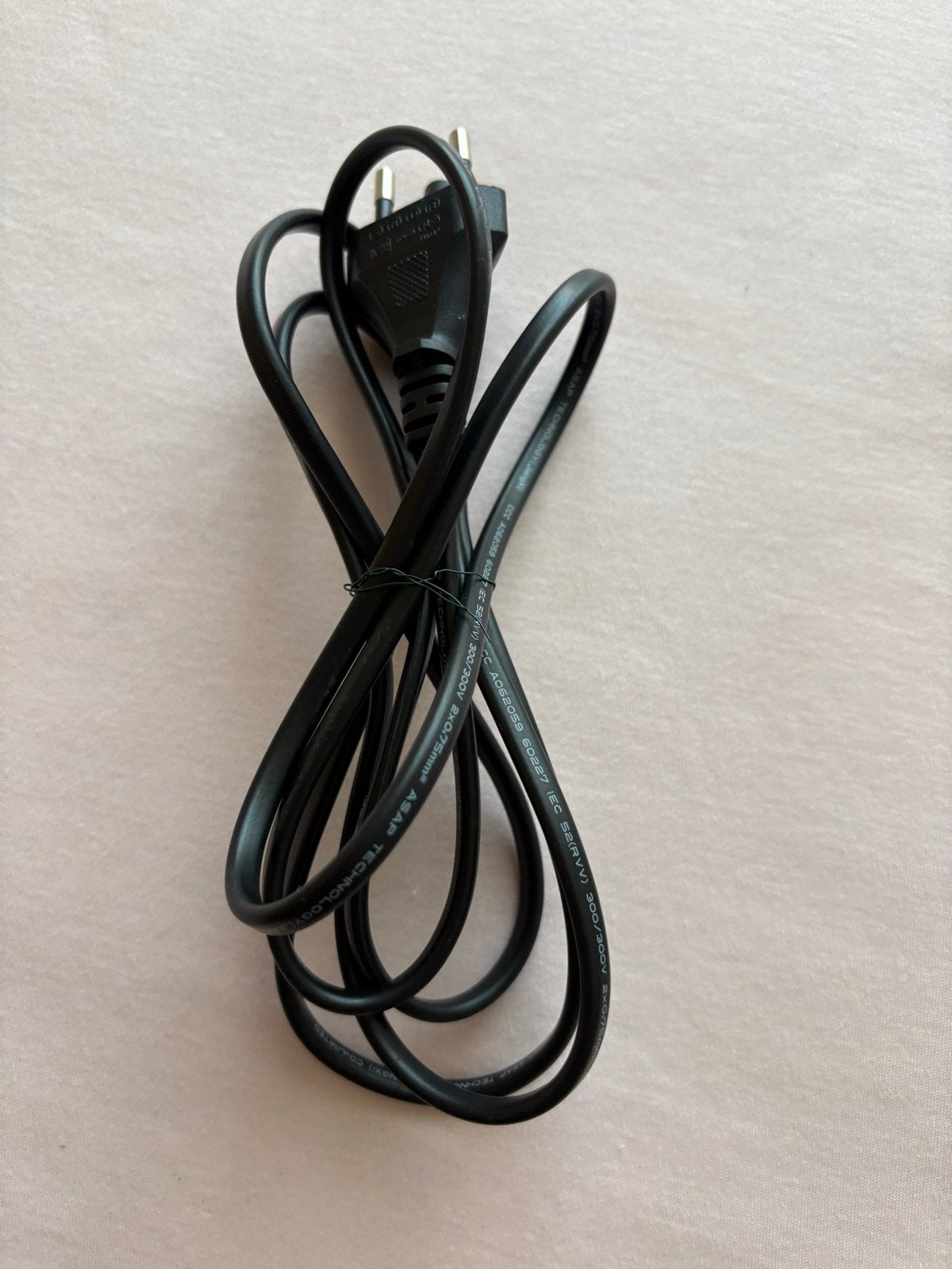 Stroomkabel 1.8m / 180cm (Euro-netsnoer / C7 / Achtje) - Zwa, Ophalen of Verzenden, Zo goed als nieuw, Minder dan 2 meter, Overige kabels
