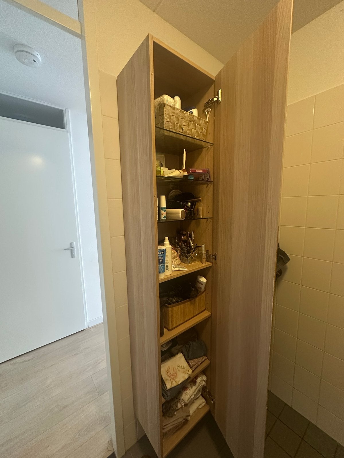 Hoge badkamerkast - licht hout, Huis en Inrichting, Badkamer | Badkamermeubels, (Half)hoge kast, Minder dan 50 cm, Gebruikt, 200 cm of meer