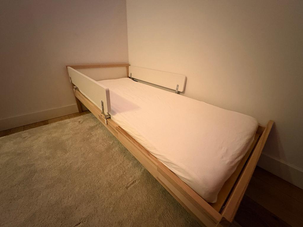 Kinderbed met lattenbodem en matras - zo goed als nieuw, Ophalen, 90 cm, Eenpersoons, Wit