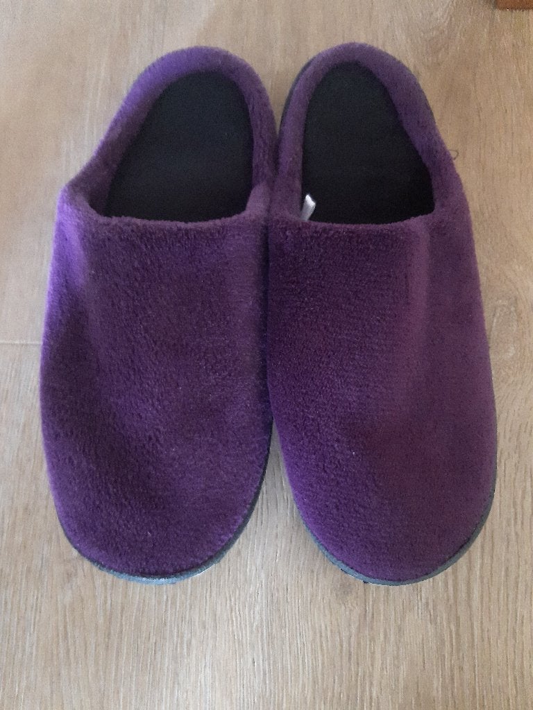 Nieuwe Pantoffels mt 40 aubergine met antislip stevige zool, Kleding | Dames, Overige kleuren, Nieuw, Ophalen of Verzenden, Pantoffels of Sloffen