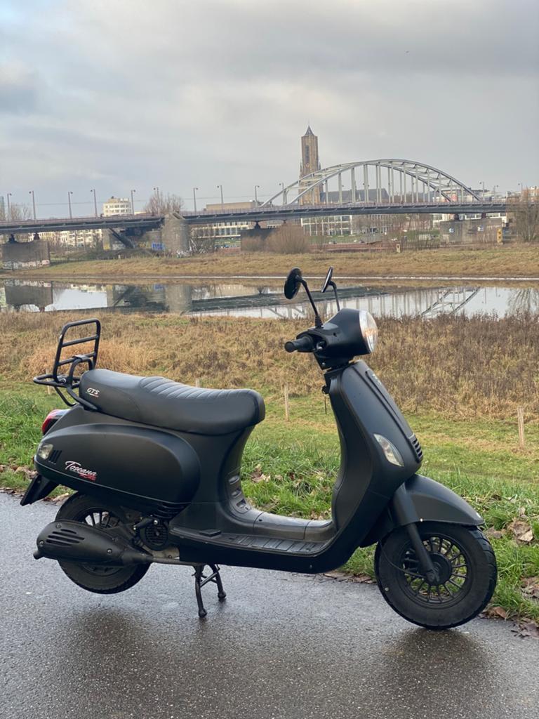GTS Toscana pure exclusive vespalook brommer, Ophalen of Verzenden, Zo goed als nieuw