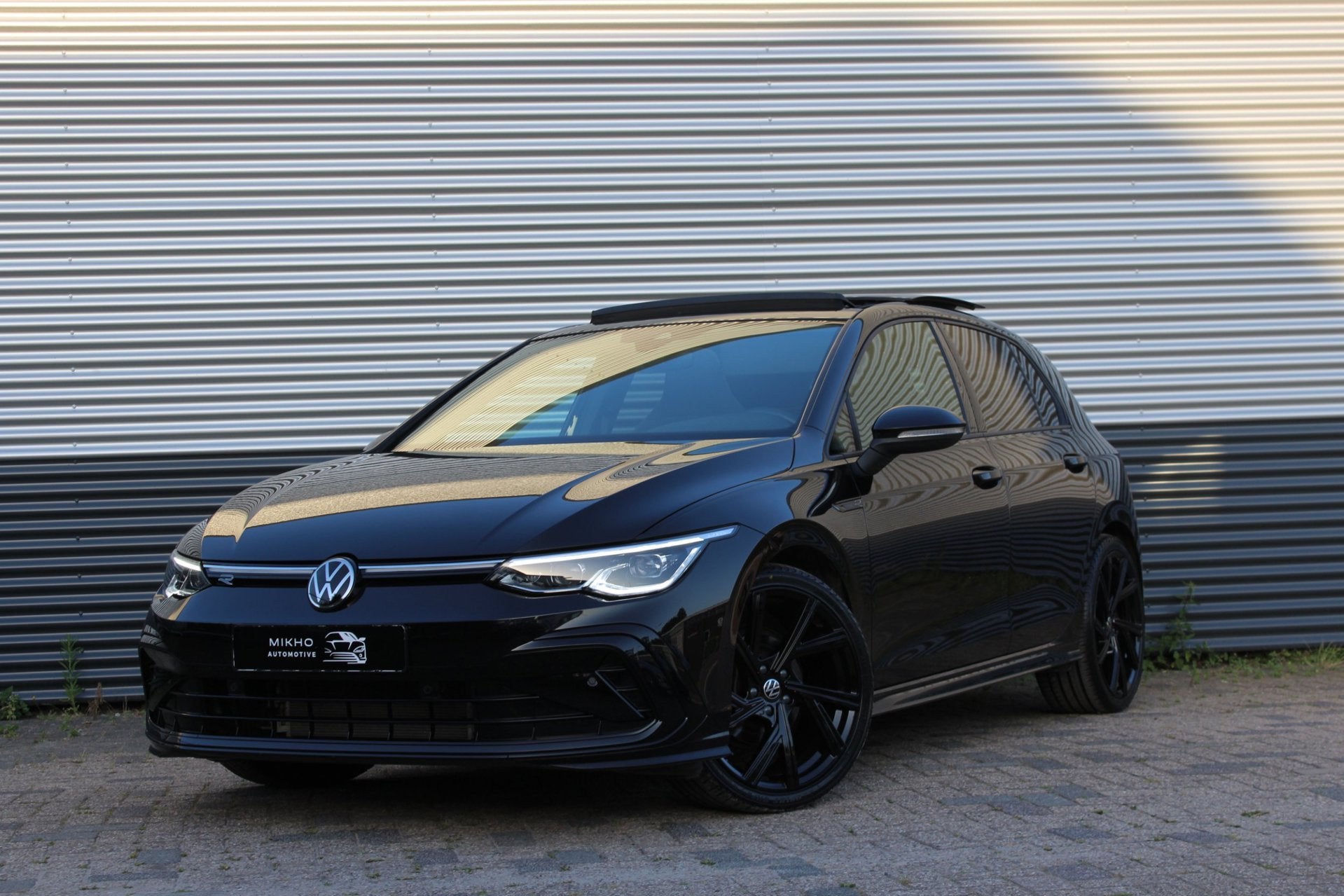 Volkswagen Golf 1.5 eTSI 3x R-Line | Panoramadak | IQ Light, Auto's, Automatische klimaatregeling, Zwart, 4 cilinders, Zwart