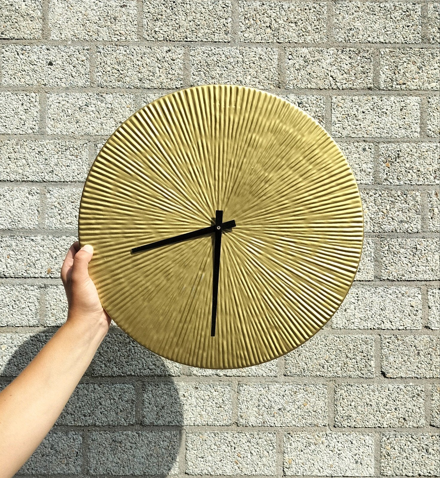 Gouden wandklok met modern design, Goud, Wandklok, Analoog, Ophalen of Verzenden