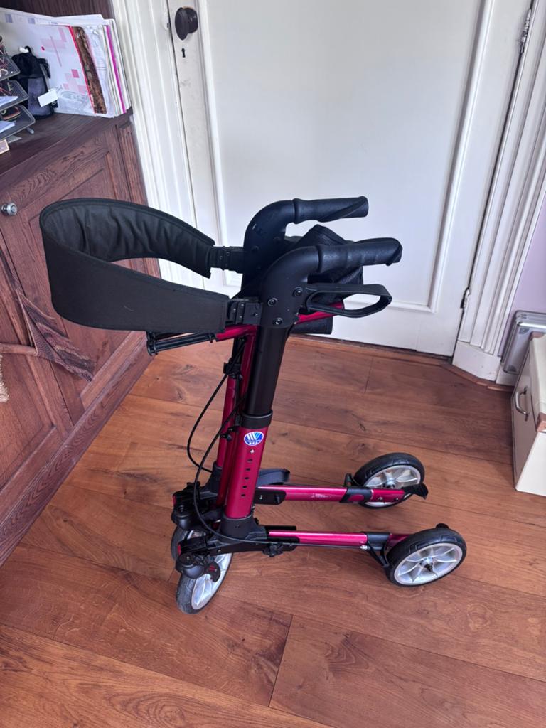 Rollator, vermeiren quadri light, rood., Ophalen, Zo goed als nieuw