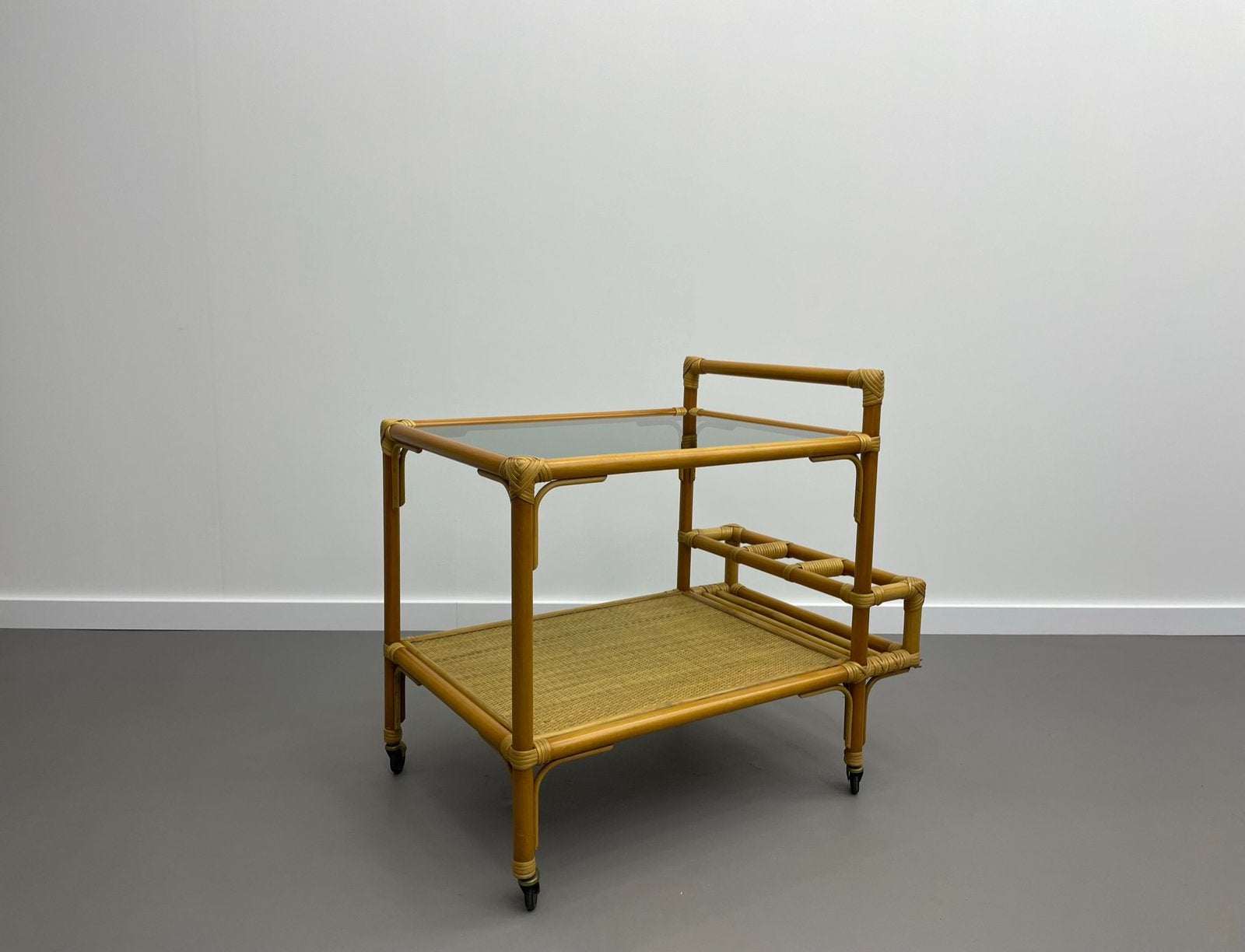 Vintage bamboe rotan trolley , serveerwagen jaren 70, Ophalen, Zo goed als nieuw, Hout