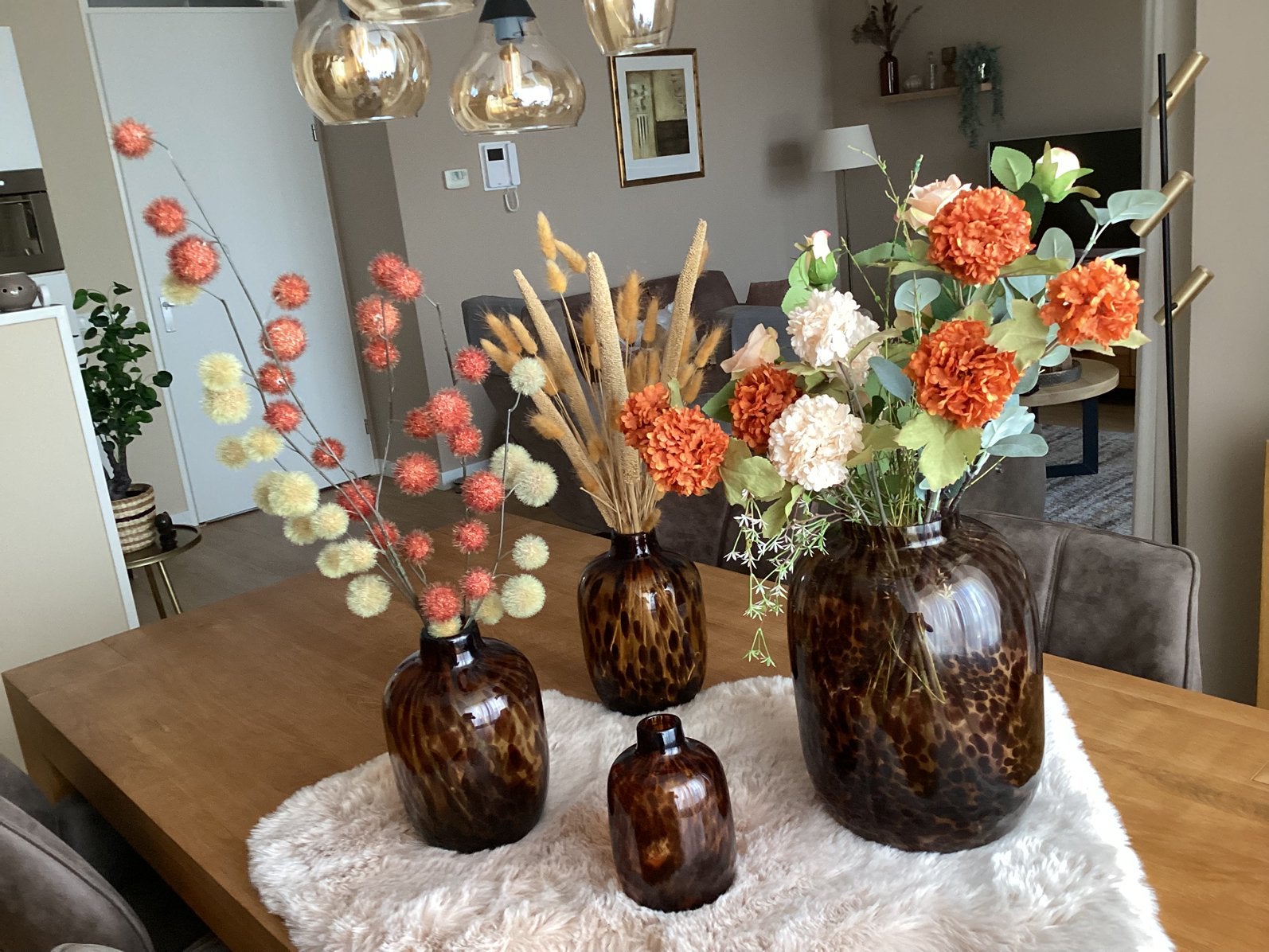 Set vazen incl. kunstbloemen en kleed. Compleet of apart., Ophalen, Zo goed als nieuw